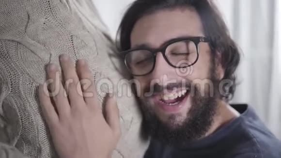 一个年轻的白种人男人听着婴儿心跳和亲吻他怀孕妻子的肚子快乐视频的预览图