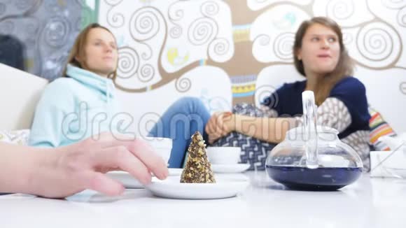 三个女人在一个非正式的咖啡馆里一起放松友好聚会视频的预览图