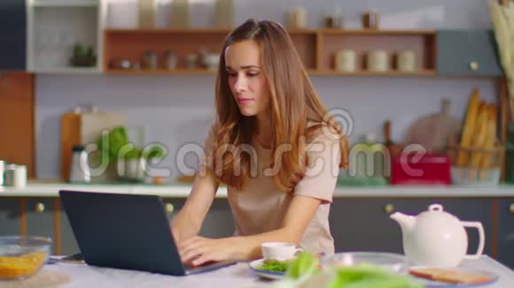 女商人在远程工作场所用笔记本电脑打字在电脑上工作的女人视频的预览图