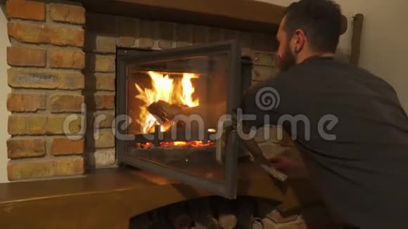一个人生火把木头放在壁炉里视频的预览图