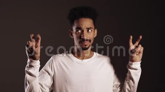 非洲男人用双手和两个手指做手势手指弯曲视频的预览图