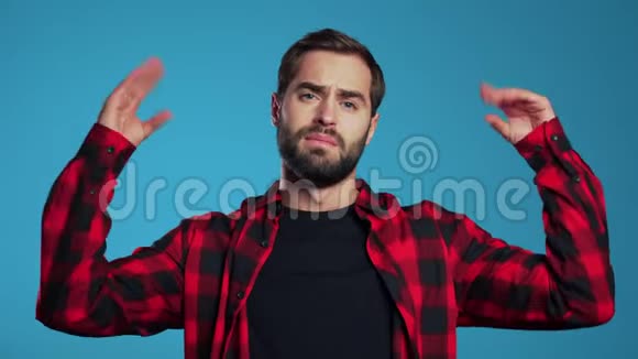 长着胡须的英俊男子用双手和滚动的眼睛做了个手势视频的预览图