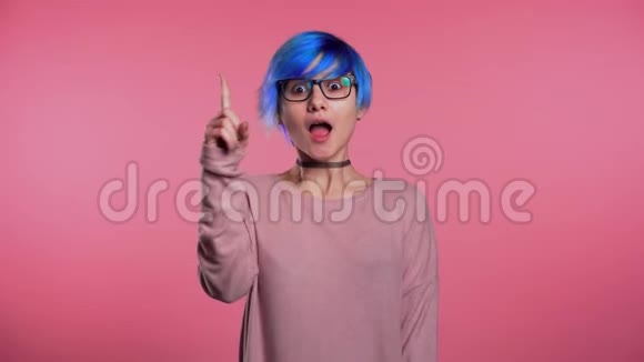 一幅有着与众不同蓝色发型的思考女性的画像视频的预览图