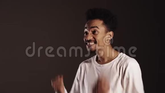 快乐兴奋的非洲男子白色肖像显示YES标志手势视频的预览图