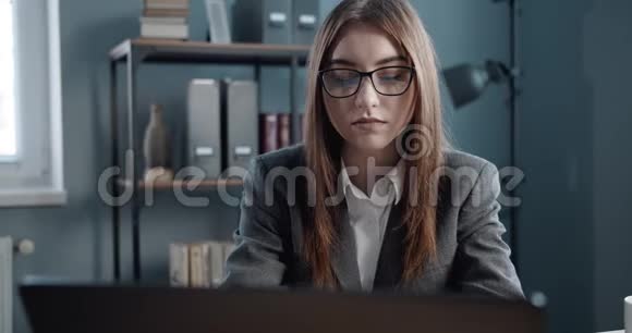 严肃的女士穿着正式的衣服在办公室工作视频的预览图