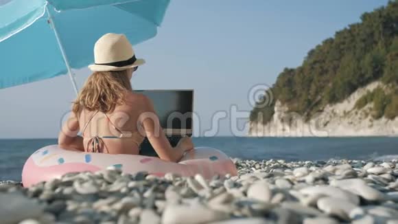 暑假在户外工作的年轻女孩视频的预览图