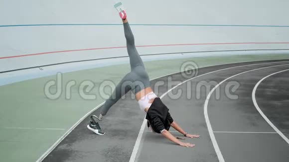 女人站在木板上的腿在轨道上女士在户外练习瑜伽视频的预览图