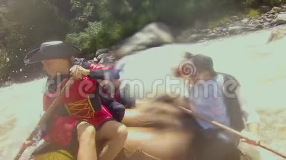 一群海盗在河上掀起巨浪视频的预览图