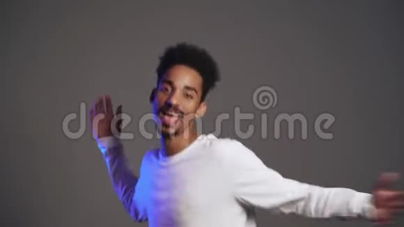 年轻活跃精力充沛的美国白人男子穿着微笑的舞蹈视频的预览图