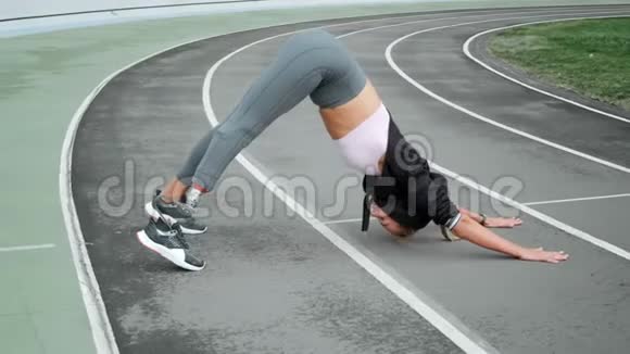 有假肢的女人在赛道上做瑜伽女士伸展身体视频的预览图
