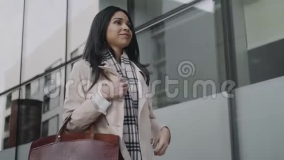 女商人走在城市街道上微笑的女人在户外理发视频的预览图