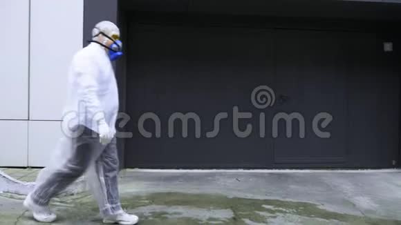 人们穿着防护服和呼吸器走过科技大楼视频的预览图