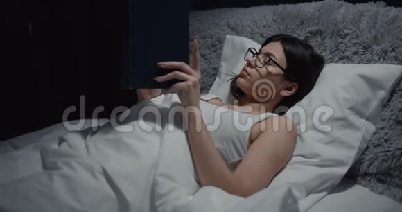 在床上看书的女人视频的预览图