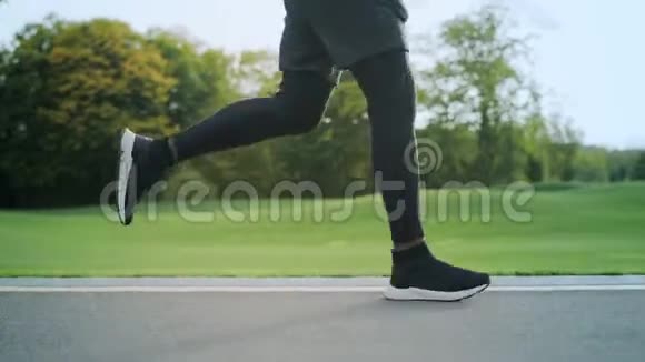 运动非洲男子在公园跑步沥青面层男性转轮训练视频的预览图