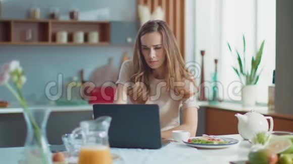 女商人在家里用笔记本电脑在偏远工作场所工作的妇女视频的预览图