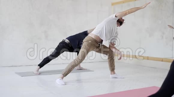 慢动作团体练习瑜伽站在伸展角度瑜伽姿势视频的预览图