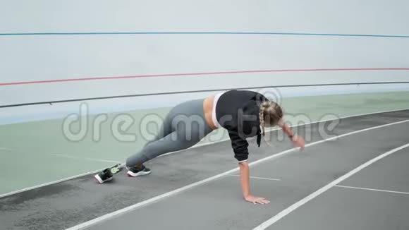 有假肢的运动员在体育场做瑜伽女士在跑道上伸展视频的预览图