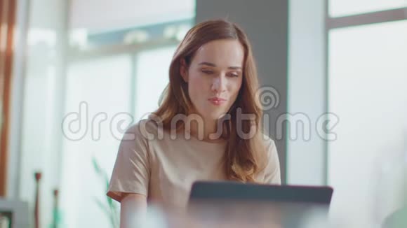 女商人在偏远的工作场所使用笔记本电脑家里用笔记本电脑的女人视频的预览图