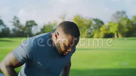 精疲力竭的运动员在公园里跑得很快户外马拉松男子呼吸视频的预览图