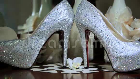 新娘的婚纱鞋视频的预览图