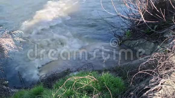 受污染的水排入河流的水域视频的预览图