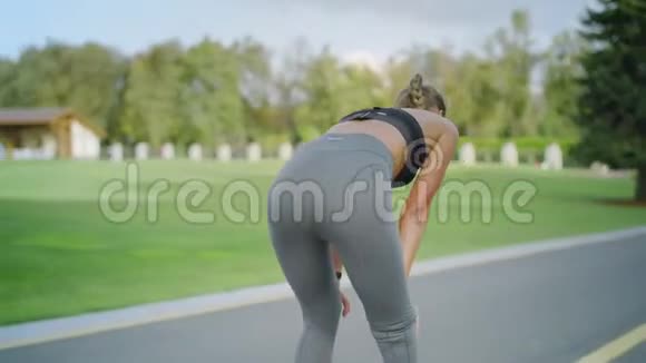残疾运动员在公园跑步后停下来妇女在训练后呼吸视频的预览图