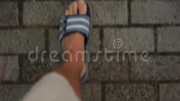男人脚穿凉鞋走视频的预览图
