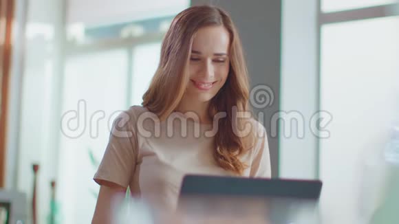 女商人在笔记本电脑上收到好消息女士在厨房吃玉米片视频的预览图