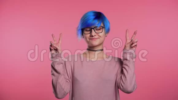 有着蓝色头发的胖女孩用双手和两个手指做手势视频的预览图