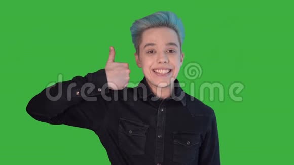 年轻人带着彩色的头发微笑显示出喜欢绿色的屏幕有彩色头发的同志视频的预览图