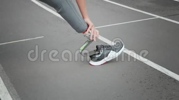 残疾运动员在跑道上伸展腿女士在锻炼前先给腿部做热身运动视频的预览图