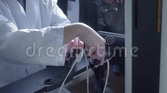 一位女外科医生在虚拟现实中对病人做手术管理机器人手臂的手臂新视频的预览图