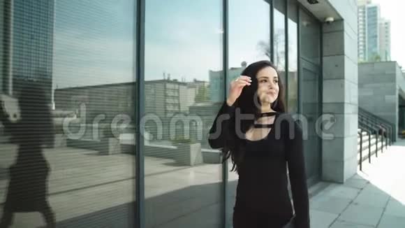 特写女人在街上摸头发商务女性户外活动视频的预览图