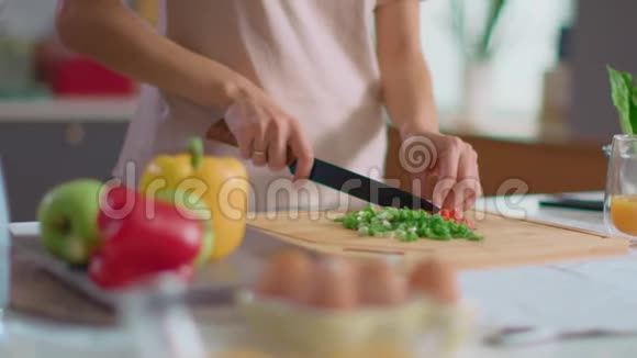 家庭主妇在厨房切菜女士慢吞吞地吃樱桃番茄视频的预览图