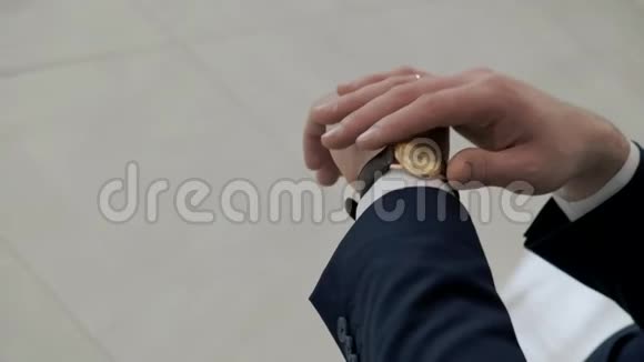 戴着金表的人的手视频的预览图