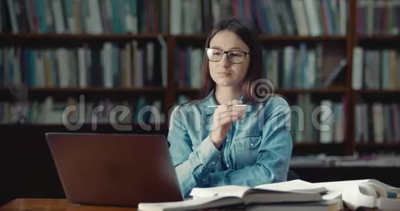 图书馆里体贴的女学生视频的预览图