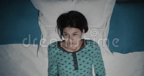 夜景下的女性失眠症视频的预览图