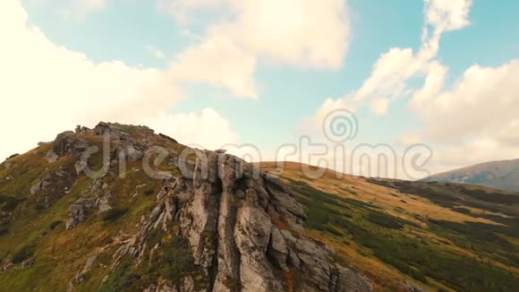 有岩石悬崖的山岭视频的预览图