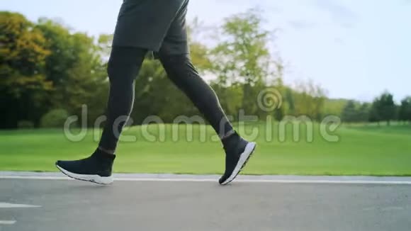 穿运动鞋的运动员在路上慢跑户外男子腿训练视频的预览图