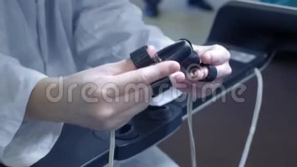 一位女外科医生在虚拟现实中对病人做手术管理机器人手臂的手臂新视频的预览图