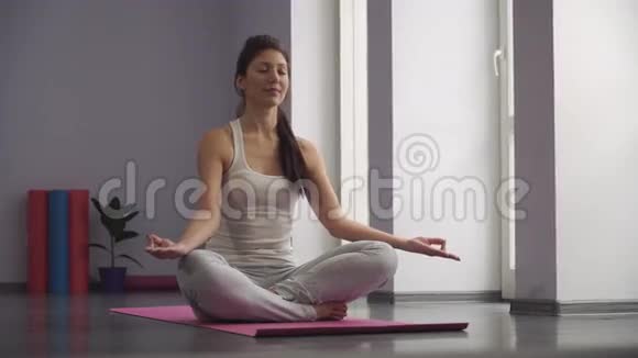 女孩练习瑜伽做祷告视频的预览图