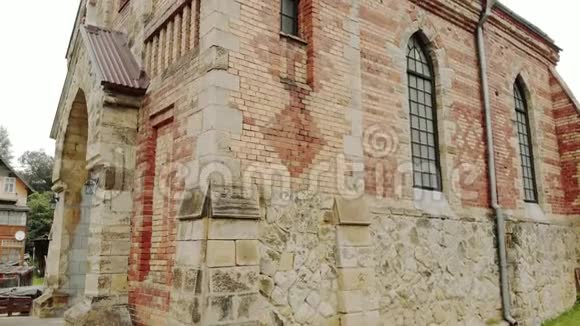 古代石头教堂的正面视频的预览图
