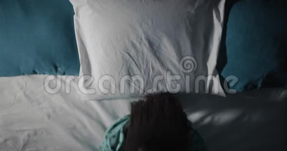 睡在床上的女人视频的预览图