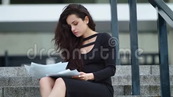 特写女士阅读商业文件筋疲力尽的女人扔纸视频的预览图