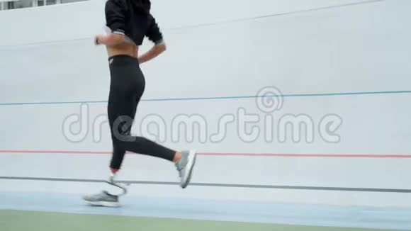 残疾妇女在跑道上慢跑在体育大道跑步的运动员腿视频的预览图