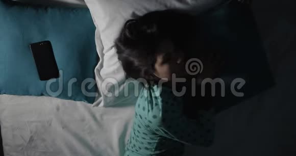 夜景下的女性失眠症视频的预览图