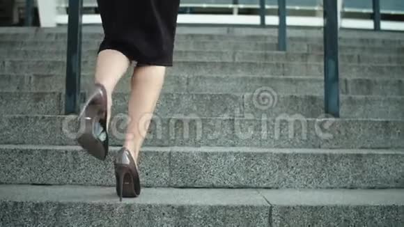 肖像优雅的女人双腿穿着时髦的鞋子上楼视频的预览图