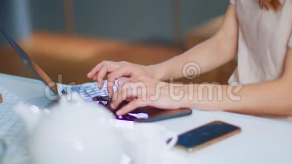 女商人在家庭办公室用笔记本电脑打字女孩在家里用笔记本聊天视频的预览图