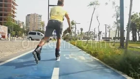 城市公园的运动员轮滑视频的预览图