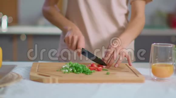 女人在厨房里切蔬菜家庭主妇准备晚餐沙拉视频的预览图